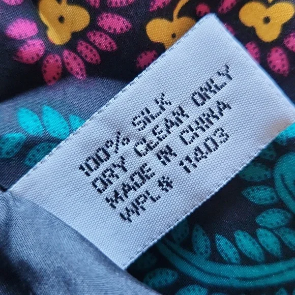 Diane Von Furstennerg large 100% silk scarf - Picture 4 of 9